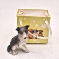 Hund Figur mit Geschenktüte - Dekofigur Hund sitzend aus Kunststein