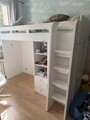 Hochbett mit Schreibtisch und Matratze