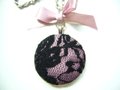 Süsse Kette silberfarben gedreht mit Anhänger Rosa/Schwarze Spitze und Schleife