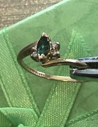 14 Karat Gelbgold Ring Größe 7,25 mit zwei Diamanten Smaragd Marquess Form 1,9 g