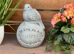 Steinfigur Vogel auf Kugel Willkommen Frostfest Garten Deko Frösche Welcome 