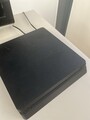 Sony PlayStation 4 Slim 1TB Spielkonsole mit 2 Dualshock Controller - Schwarz 