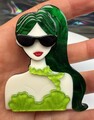 Retro Acryl Brosche Pin Anstecknadel Frau in Grün Girl In Green 6 cm