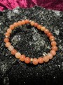 lebensfrohes orangenes Aventurin Armband aus 6 mm Perlen + hübschen Charms – Hei