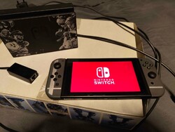 Nintendo Switch: Super Smash Bros. Ultimate Edition ohne Spiel, 200gb SD Karte