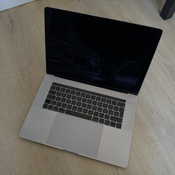 MacBook Pro 15 i7, 16GB RAM, 512GB SSD, Touchbar, TouchID