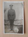 Postkarte des Ersten Weltkriegs privat im Lincolnshire-Regiment mit Hund.