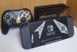 Nintendo Switch Monster Hunter Rise Edition & Pro Controller - 32 GB, grau/gold