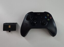 Microsoft Xbox One Wireless Controller - Schwarz Inkl. Akku + 2 Spiele