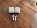 Apple AirPods 2. Generation mit  Ladecase ,sowie 2 .kabelloses Ladecase