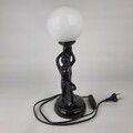 Art Deco Tischlampe DAMENAKT aus schwarzer Keramik und Glaskugel Frankreich '70