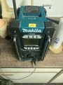 Makita DMR301 Akku-Baustellenradio mit Ladefunktion - Blau, 12V max.-18V
