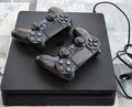 Sony PlayStation 4 Slim 1TB  mit 2 Dualshock Controller neue Halleffekt Sticks