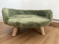 Hunde- oder Katzenbett mit Holzfüßen – fast wie neu – 51 cm Ø
