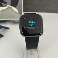 Fitbit Versa 2 Smartwatch Fitness Health Tracker grau, schwarz blau Riemen Ladegerät