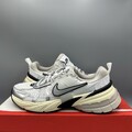 Nike V2K Run Sneaker Metallic Silber Weiß Freizeit Laufschuhe UK 5 EU 38,5