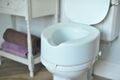 6 Zoll (15 cm) Serenity Bariatric (bis 34.) Toilettensitzerhöhung MIT Deckel