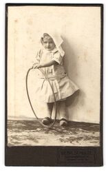 Fotografie Gebr. Schulze, Osnabrück, Grossestrasse 19, Portrait kleines Mädchen 