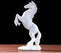 Stehendes Pferd Skulptur Hengst Tischdeko auf Sockel Büro Pferdestatue in Weiß