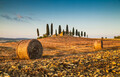 Wandbild: Schöne toskanische Landschaft mit traditionellem Bauernhaus und [...]