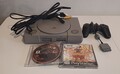 Sony PlayStation 1 mit Controller, Kabel und Spiele
