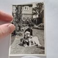Vintage Fotografie Frau im Garten mit Haustier Hund attraktives ungewöhnliches Gesicht 1950er Jahre 