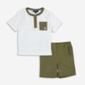 2-teiliges Set aus weißem T-Shirt und grüner Shorts