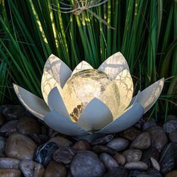 LED Solar Lotusblüte mit Crackleglas Kugel - 25 x 11 cm - Deko Kugelleuchte für den Garten - Outdoor Gartenkugel Dekoleuchte Lotus Solarlampe